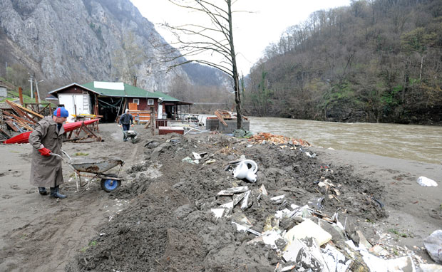 Лучани још спирају муљ